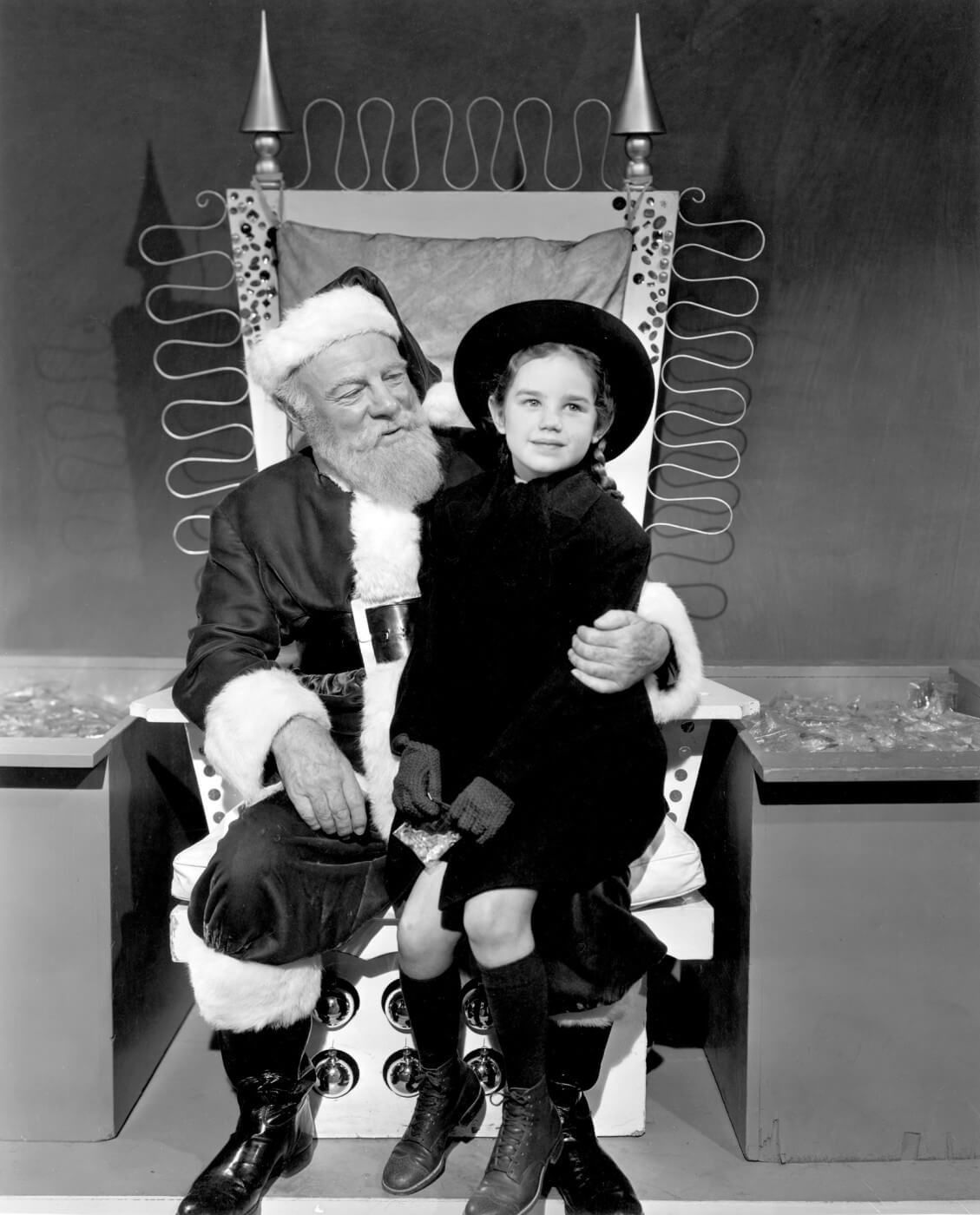 a black and white image of Kris Kringle and Susan Walker in the 1947 version of Miracle on 34th Street